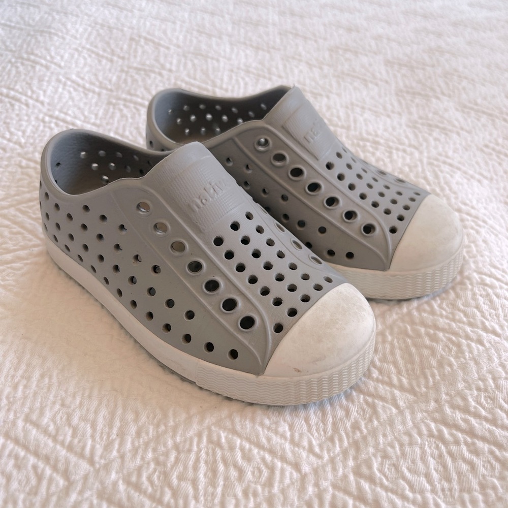 EUC Toddler Native shoes. Toddler size 8C. Pigeon grey/white